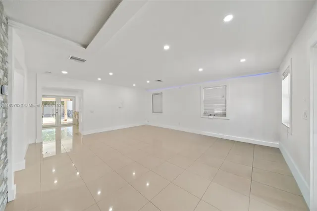 an empty room with windows and pillars in it