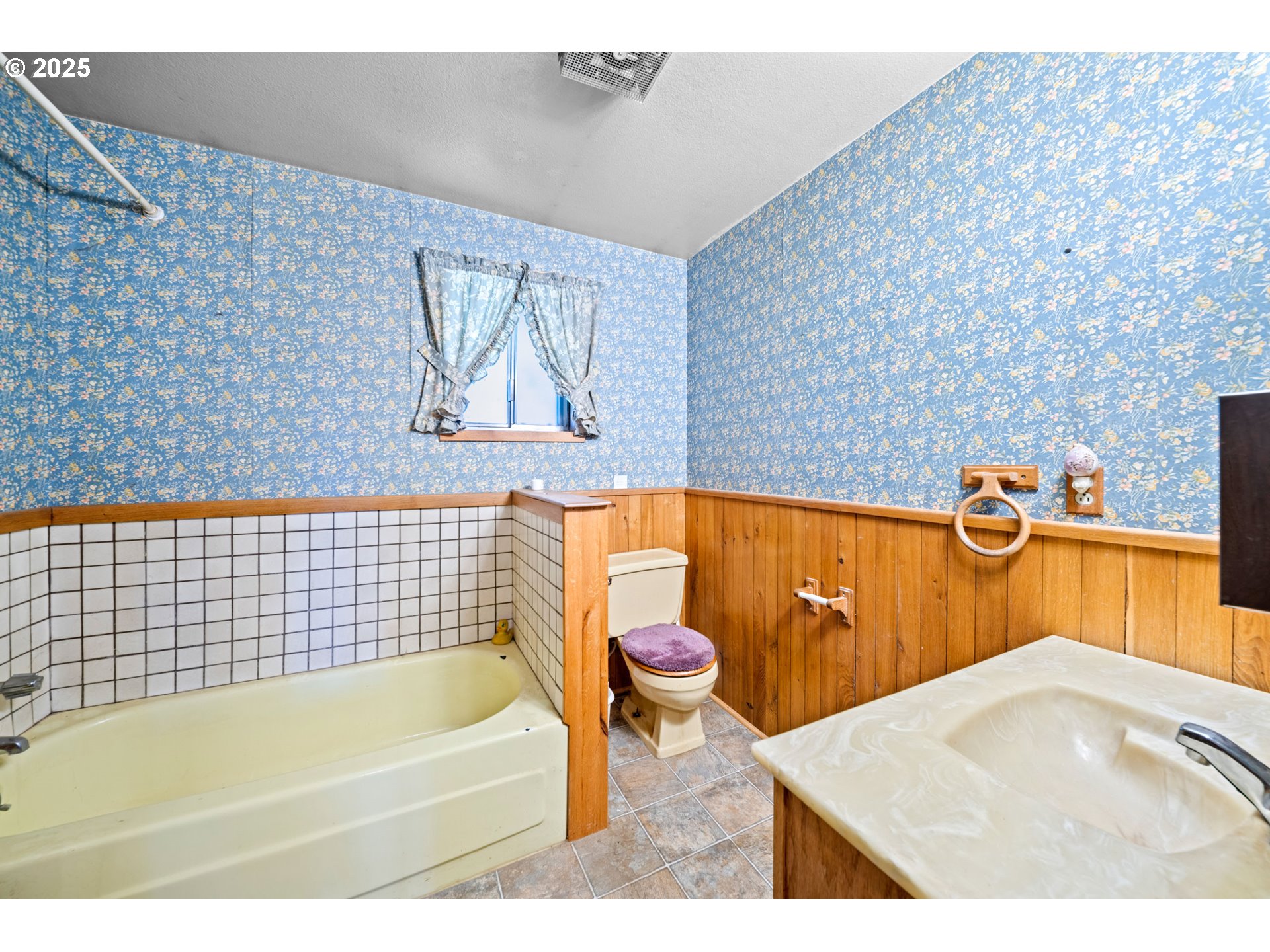 1109 Southeast 2nd Avenue Battle Ground, WA 98604 - Photo 18 of 30 a bathroom with a bathtub and a sink