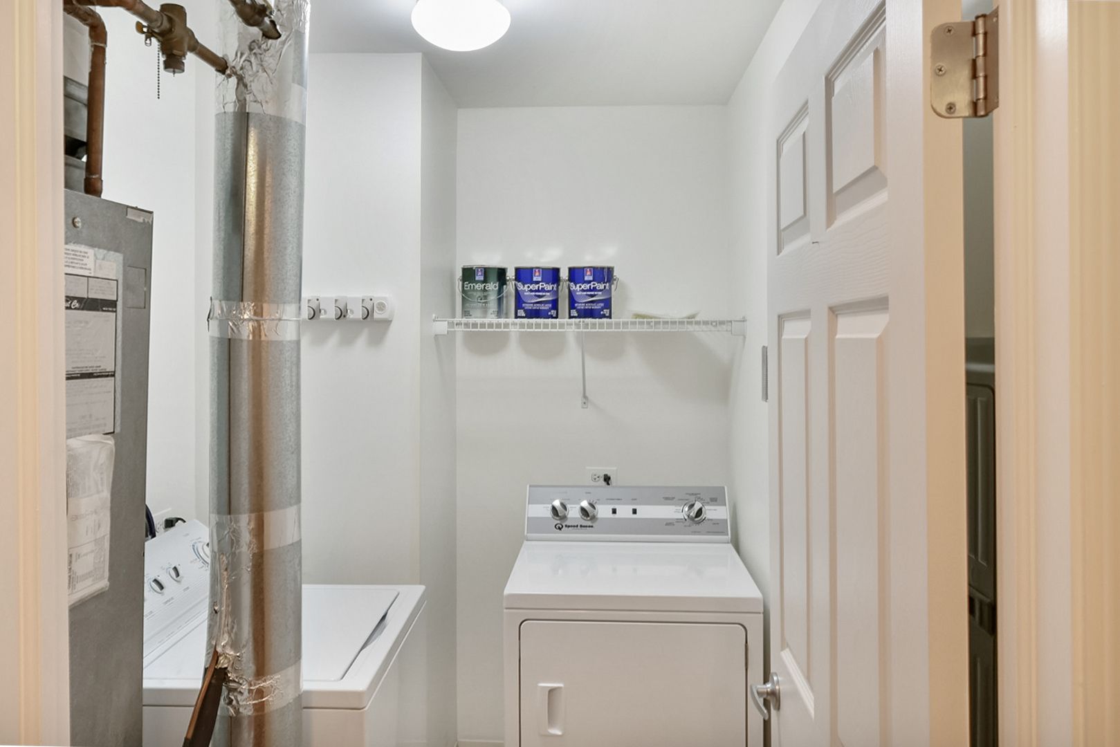 135 South York Street, Unit 314 Elmhurst, IL 60126 - Photo 15 of 24 a utility room with dryer and washer