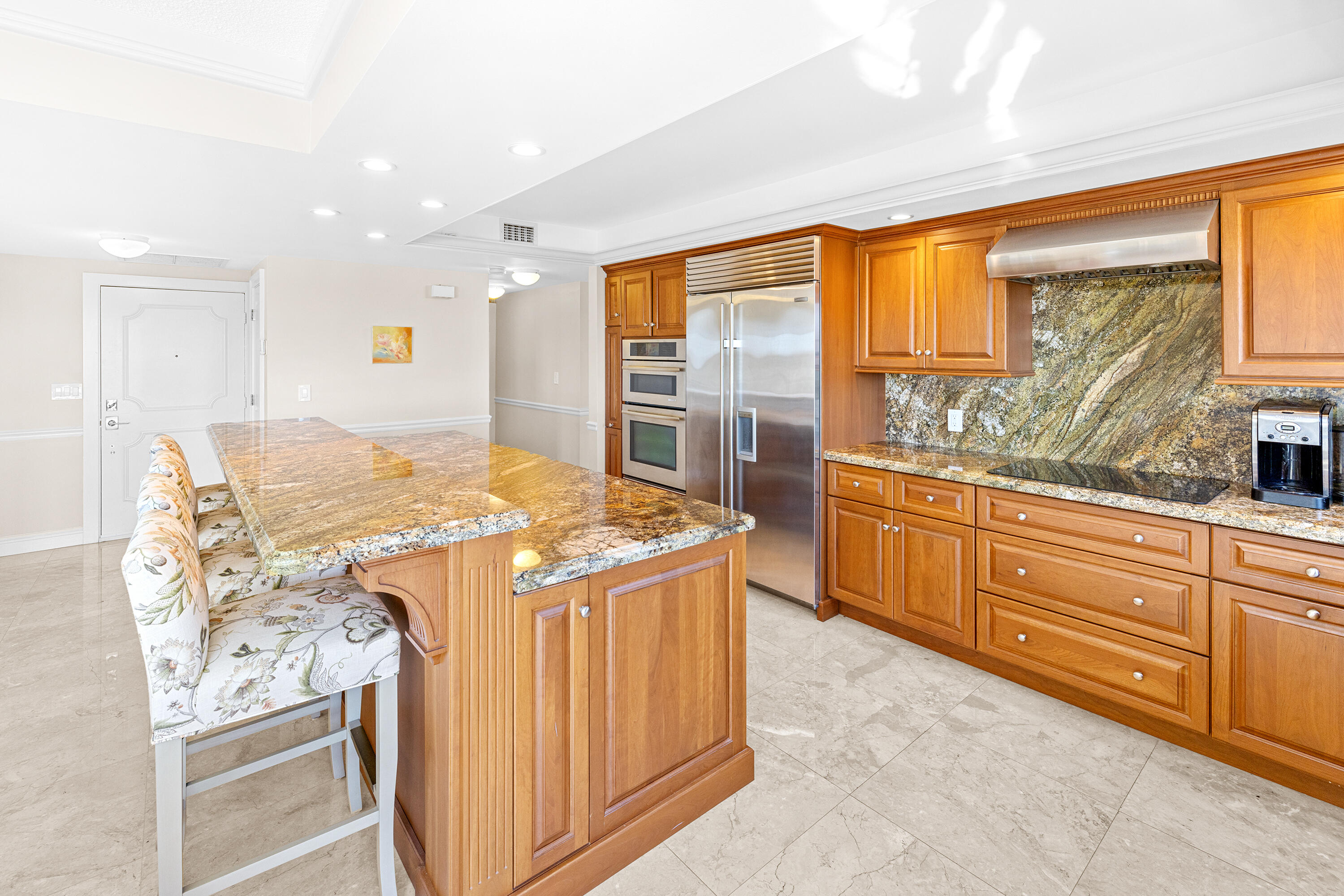 50 E Road, Unit 6E Delray Beach, FL 33483 - Photo 10 of 36 a kitchen that has a stove and a table