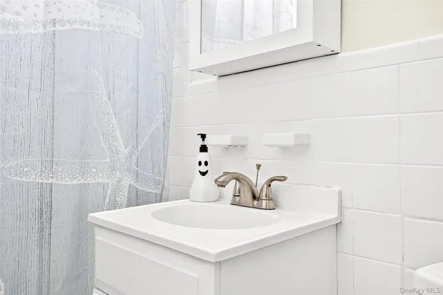 a close view of sink and tap