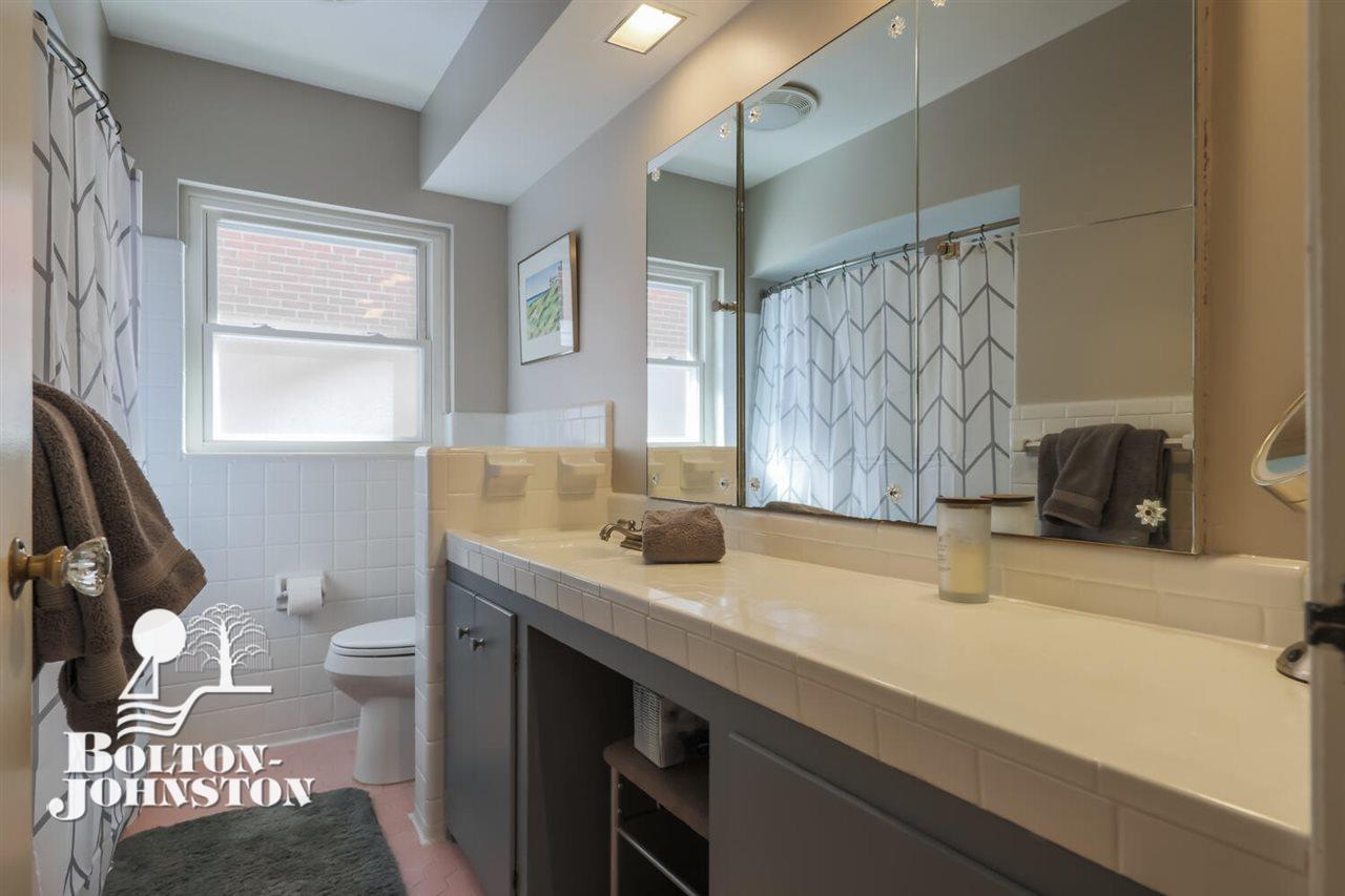 1870 Newcastle Road Grosse Pointe, MI 48236 - Photo 21 of 25 50030114-20.JPG