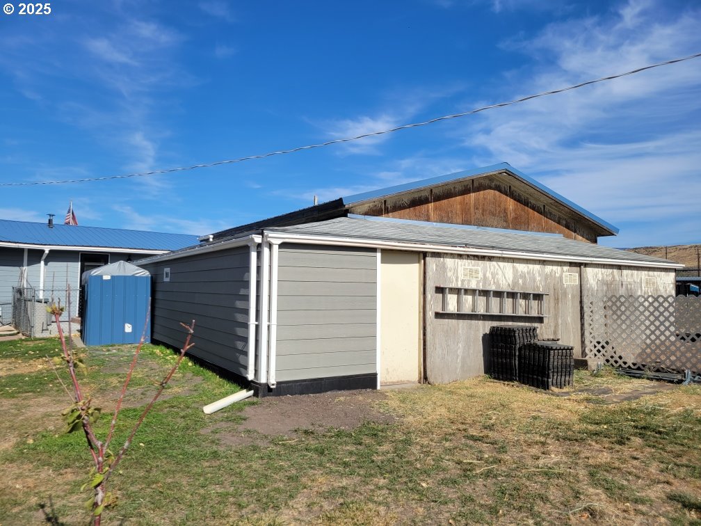 650 East Chestnut Street Union, OR 97883 - Photo 13 of 21 a front view of a house with a yard and garage