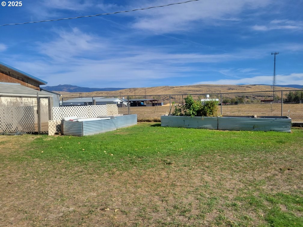 650 East Chestnut Street Union, OR 97883 - Photo 14 of 21 a view of a big yard with a large tree