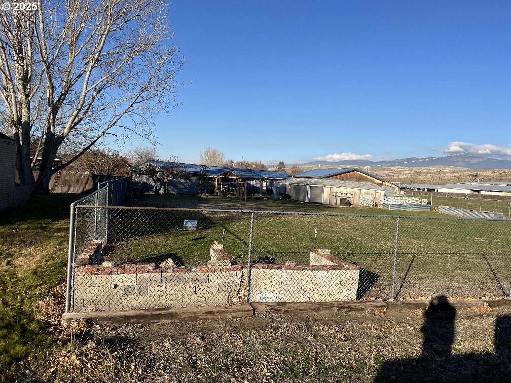 650 East Chestnut Street Union, OR 97883 - Photo 20 of 21 a view of a water fountain and a bench in the patio
