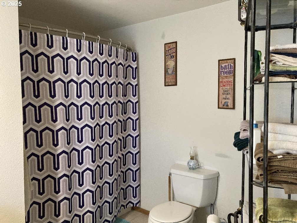 650 East Chestnut Street Union, OR 97883 - Photo 3 of 21 a bathroom with a shower curtain