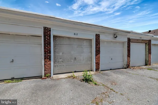 $2,400 | 817 North Harrison Street, Wilmington, DE 19806