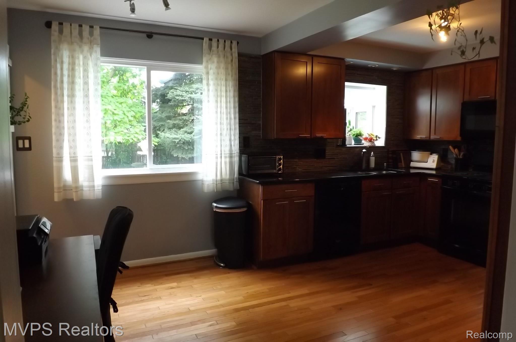 32166 Kelly Road Roseville, MI 48066 - Photo 8 of 29 Kit-Din.JPG