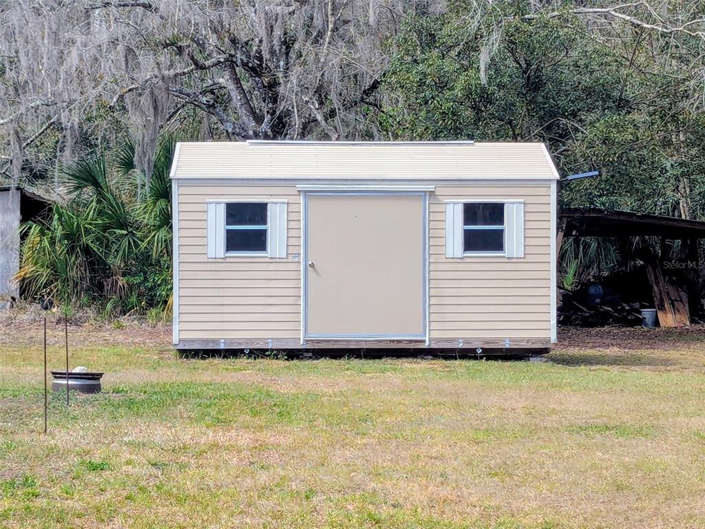 1142 Doc Coil Road Bowling Green, FL 33834 - Photo 21 of 27 a view of a backyard of the house