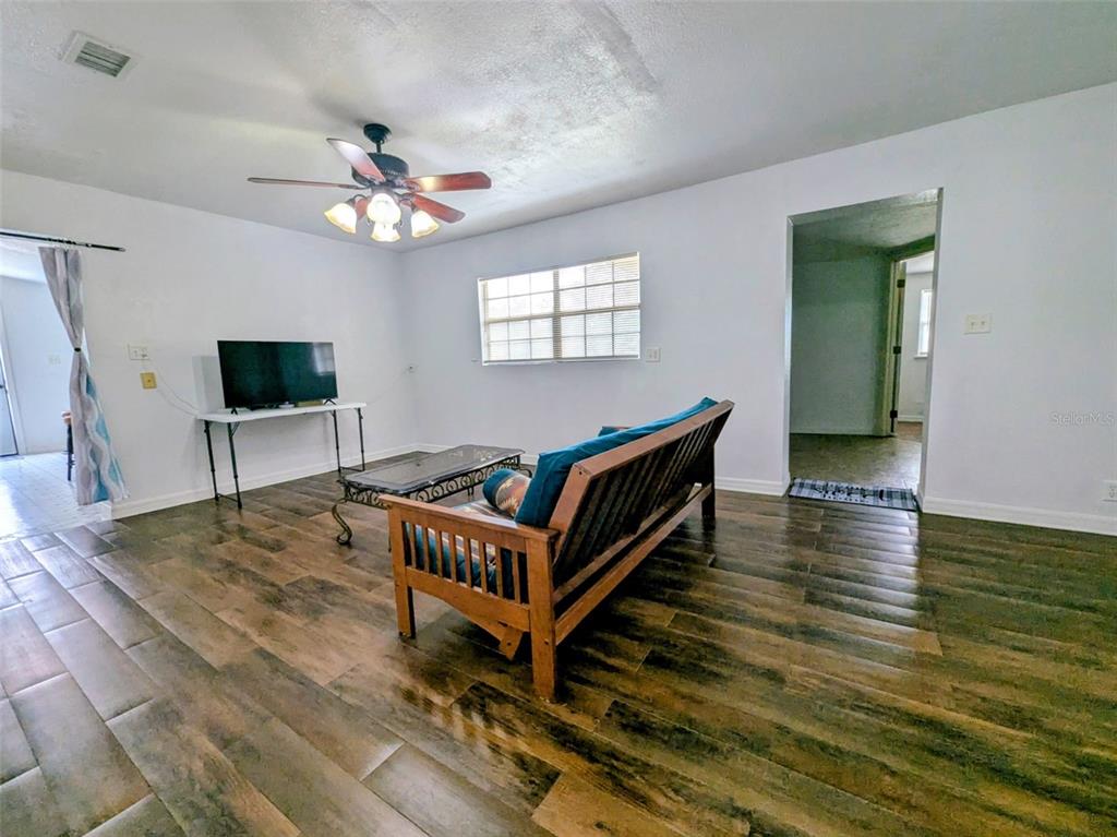 1142 Doc Coil Road Bowling Green, FL 33834 - Photo 6 of 27 a room with furniture and a flat screen tv