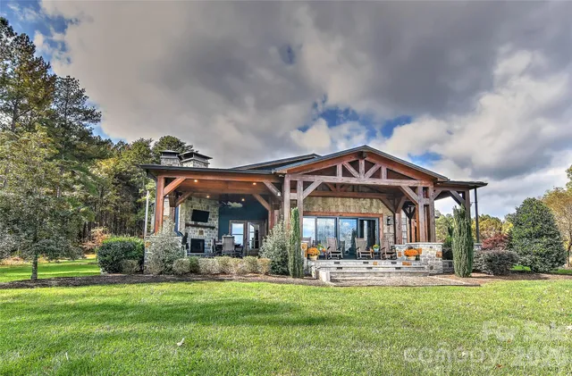 a view of a fountain in front of house