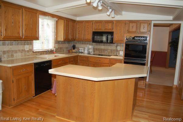 1763 Jason Circle Rochester, MI 48306 - Photo 5 of 21 Kitchen