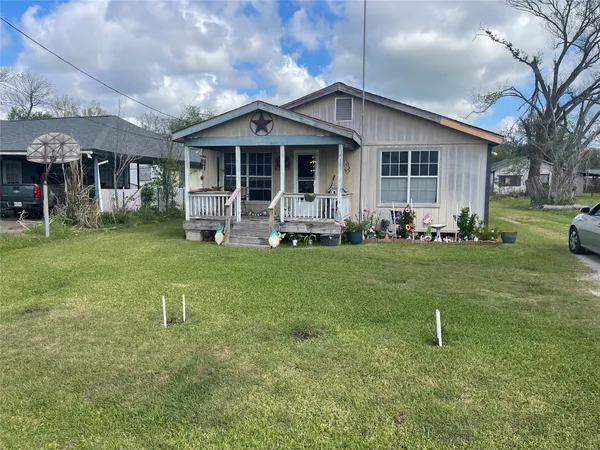 $129,000 | 208 East Pecan Lane, Clute, TX 77531