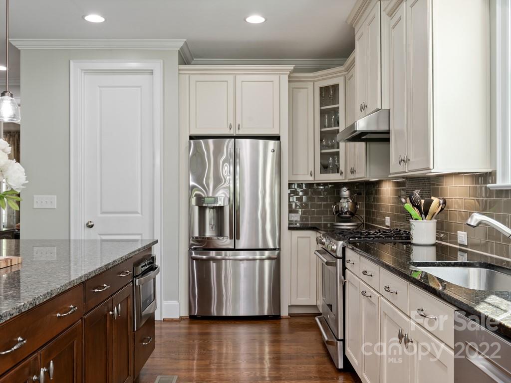 5711 Morris Hunt Drive Fort Mill, SC 29708 - Photo 9 of 43 a kitchen with granite countertop a refrigerator stove and sink