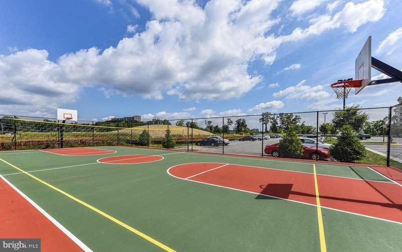 6301 Edsall Road, Unit 123 Alexandria, VA 22312 - Photo 20 of 36 Sunny basketball court under a blue sky.