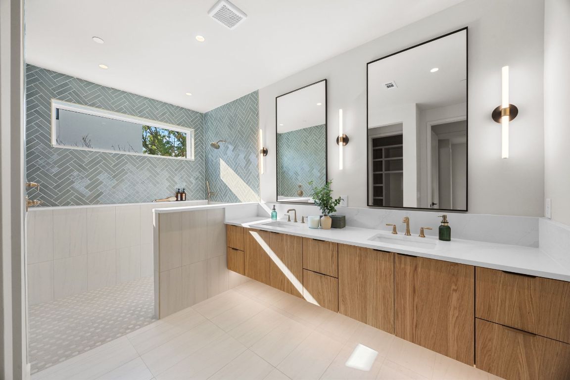 1175 Navasota Street, Unit 2 Austin, TX 78702 - Photo 23 of 40 a bathroom with a tub a sink and mirror