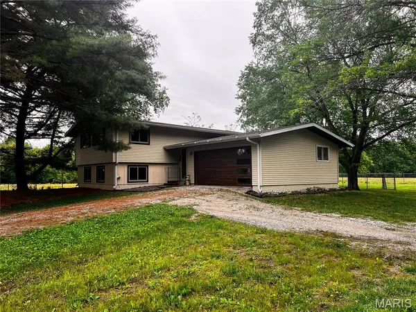 $280,000 | 375 Lakeview Drive, Carlyle, IL 62231
