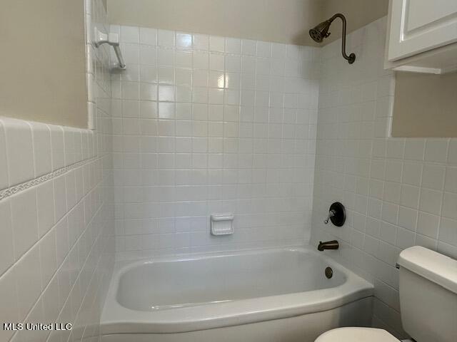 126 Colonial Circle Jackson, MS 39211 - Photo 17 of 33 Primary tub/shower