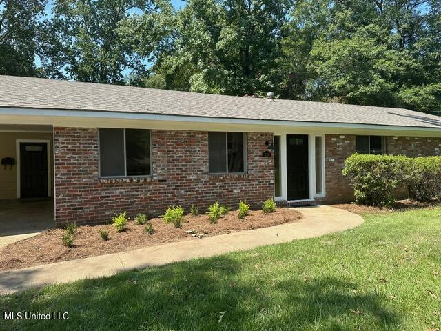 126 Colonial Circle Jackson, MS 39211 - Photo 33 of 33 Front of home is old brick