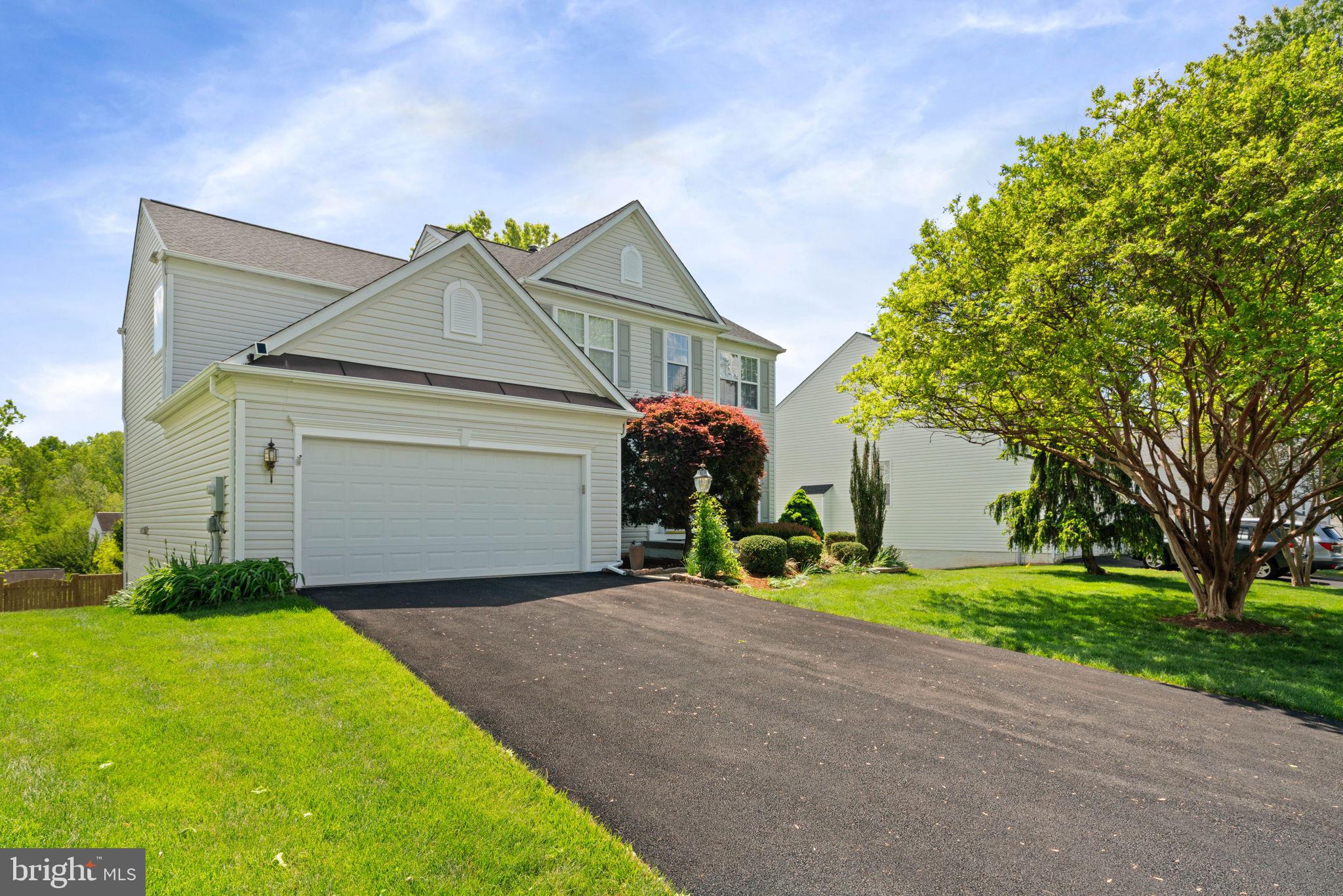 6093 Spindle Tree Court Woodbridge, VA 22193 - Photo 4 of 51 Charming home with lush greenery.