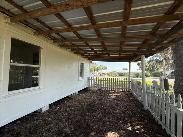a view of a backyard