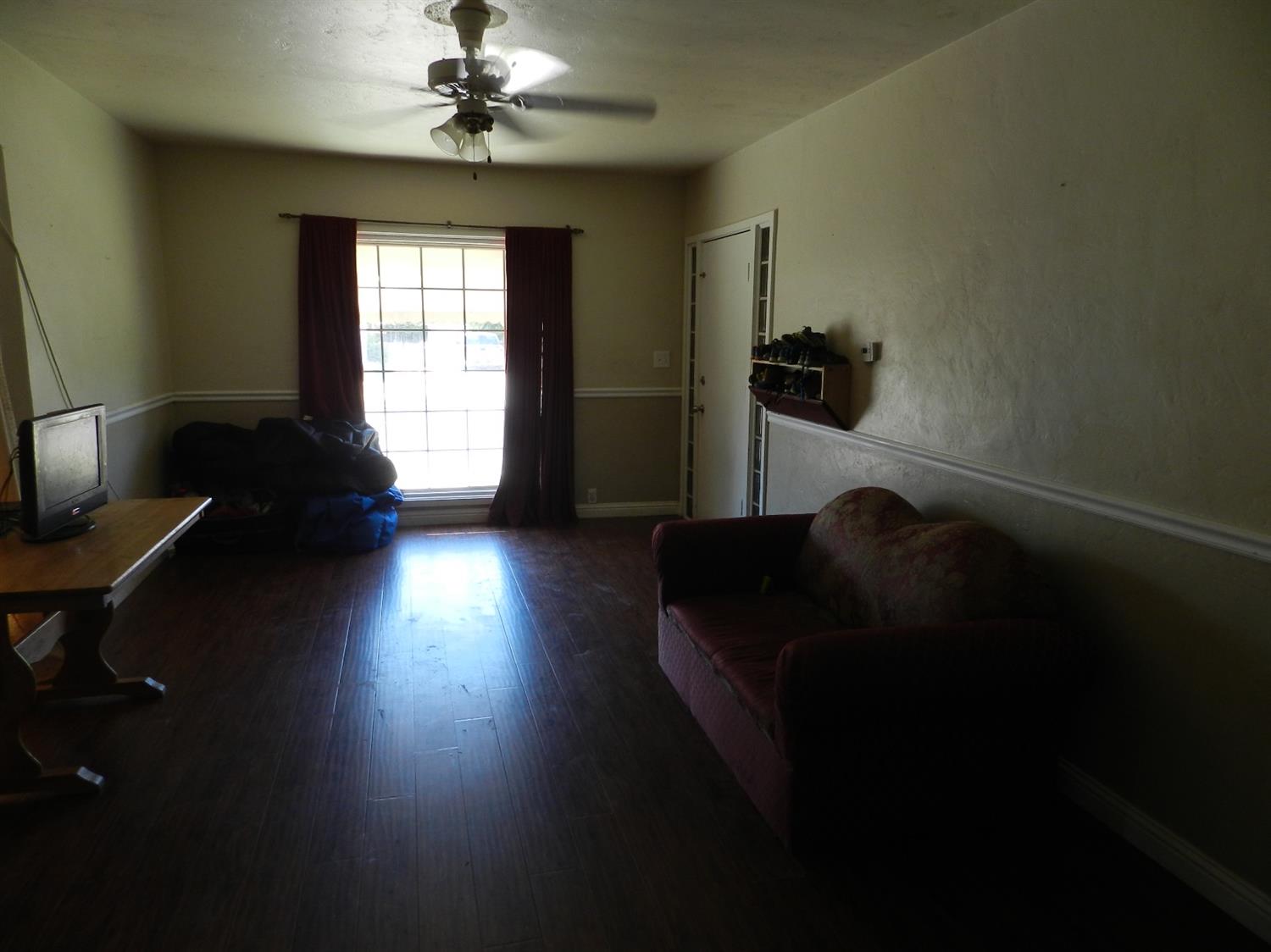 572 East Duff Avenue Reedley, CA 93654 - Photo 2 of 8 Gallery Image 2