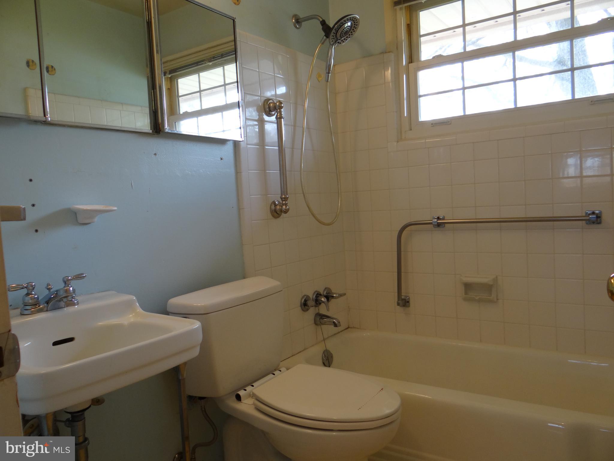 8138 Drayton Lane Springfield, VA 22151 - Photo 15 of 22 Full Bath
