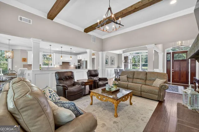 a large kitchen with kitchen island a island in it
