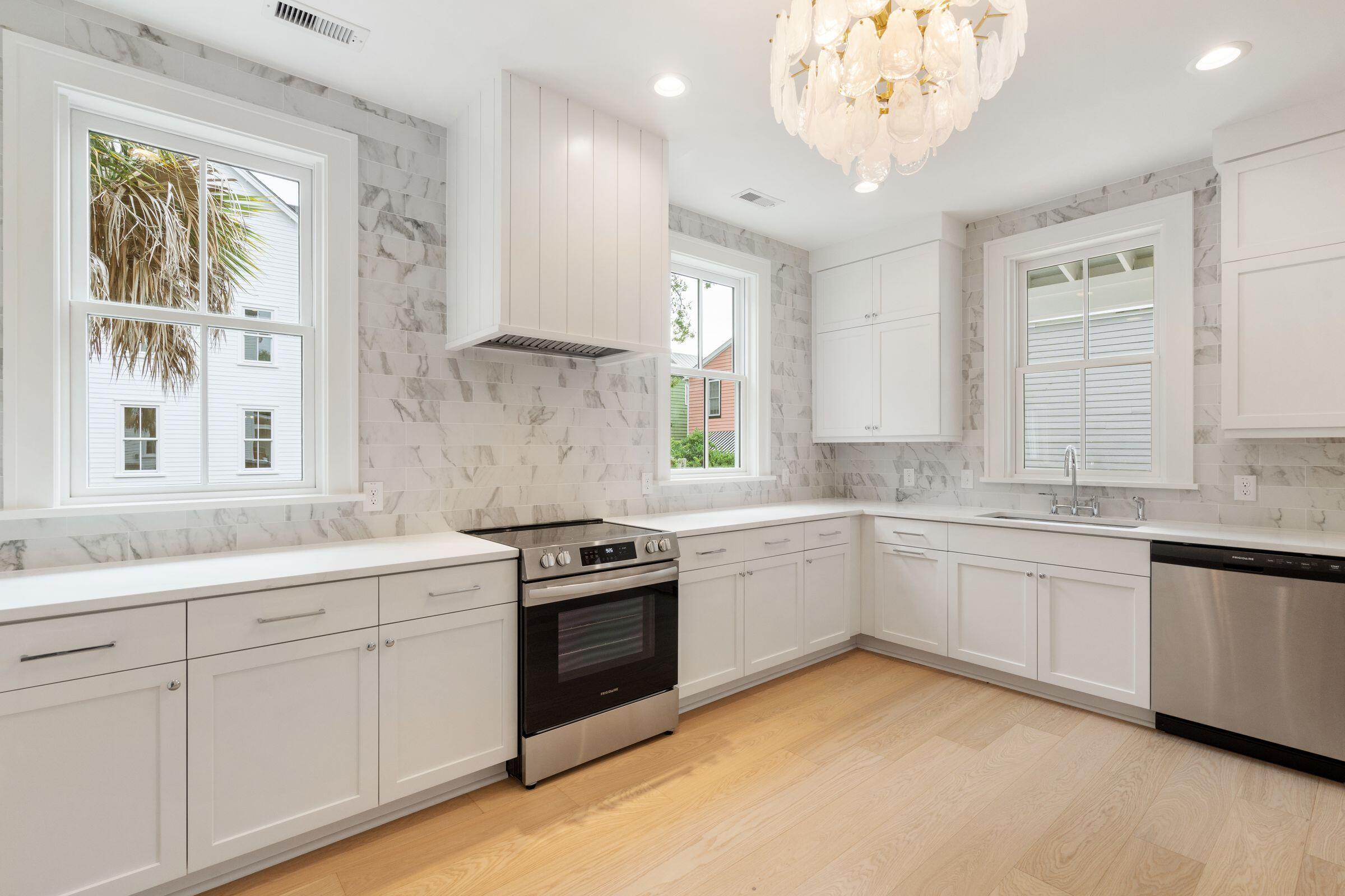 72 Drake Street, Unit A Charleston, SC 29403 - Photo 13 of 44 19_72DrakeStUnitA-KeenEyeMarketing-018