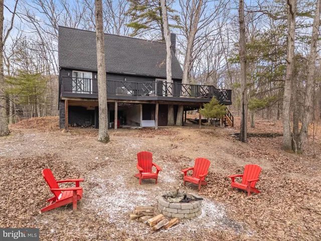 a view of a house with a yard and garage
