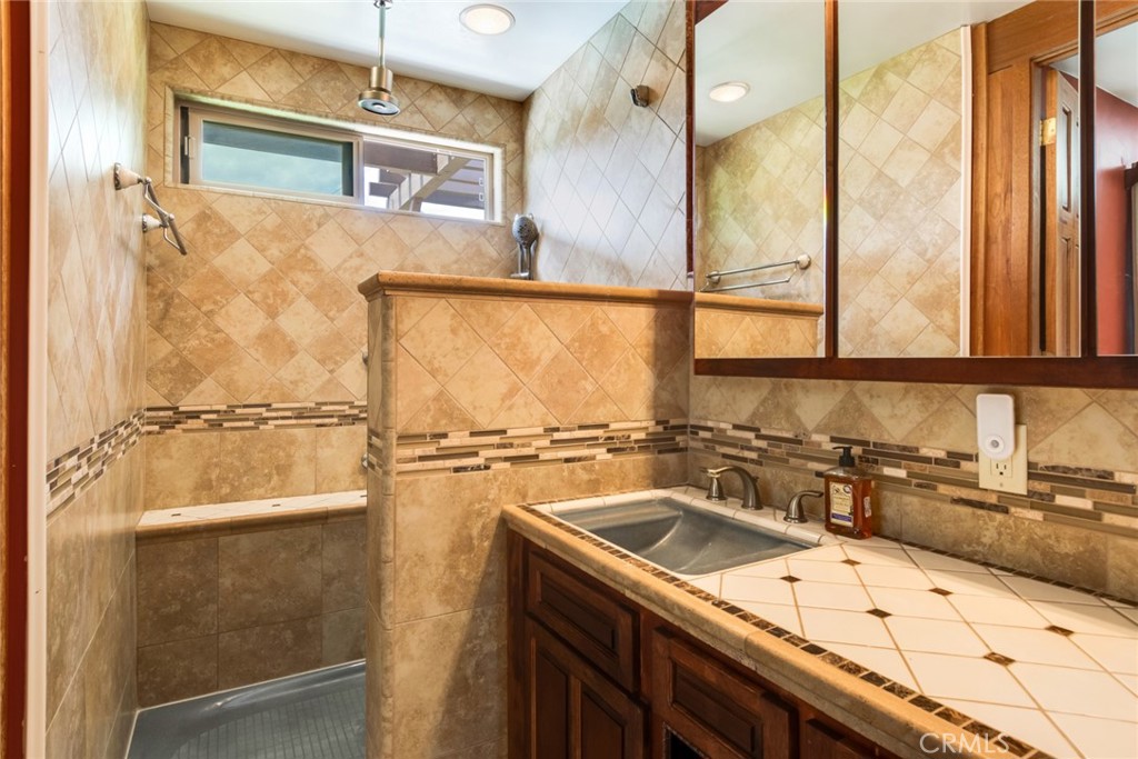 2886 McAllister Street Riverside, CA 92503 - Photo 28 of 47 Primary Bathroom