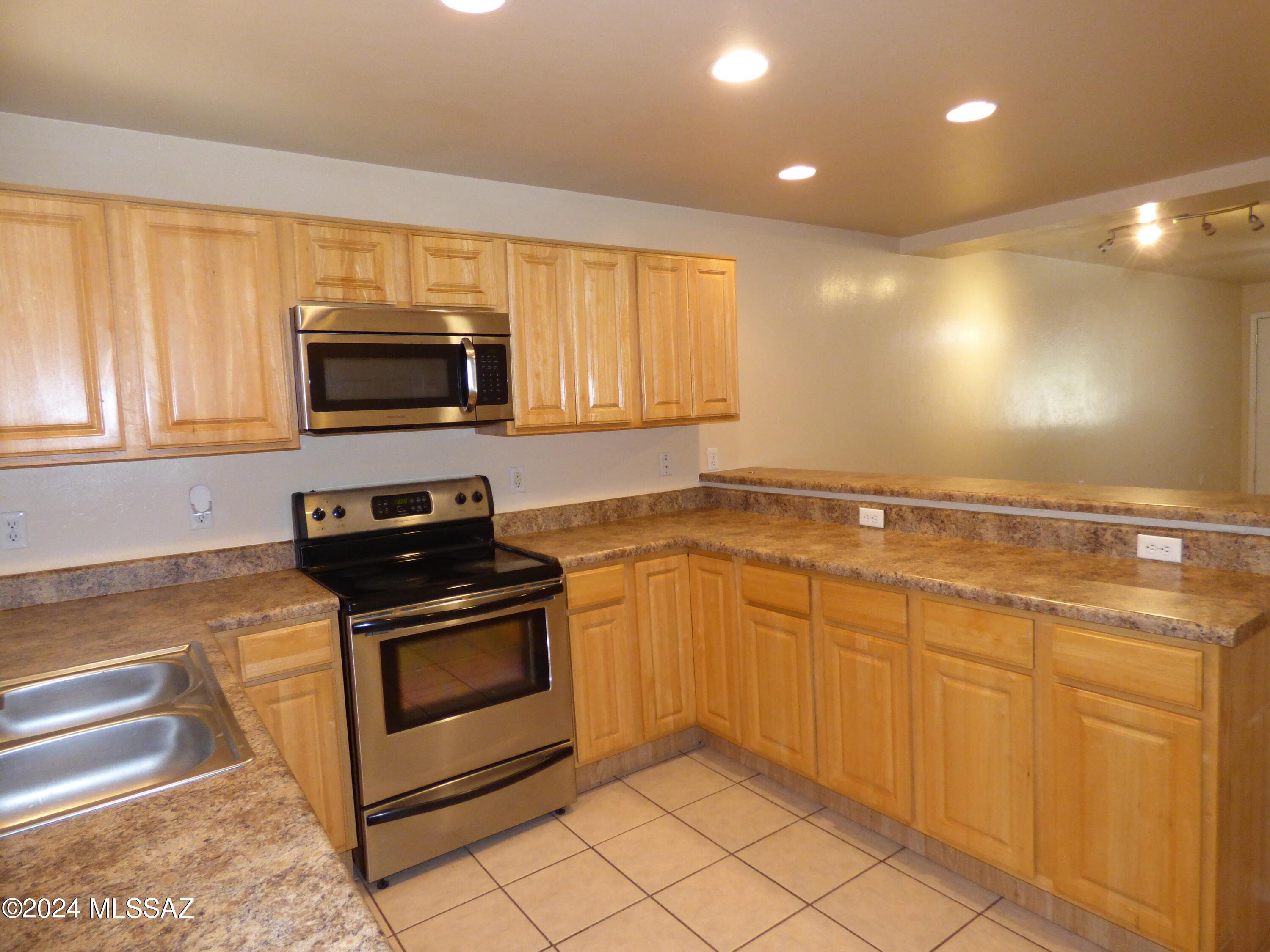 1077 North Riverside Drive, Unit 3 Tucson, AZ 85745 - Photo 7 of 22 P1070847