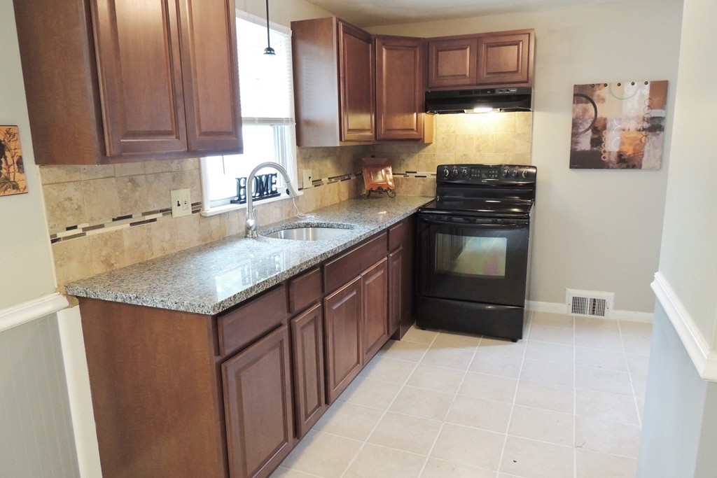 53 Timothy Circle Springfield, MA 01119 - Photo 3 of 15