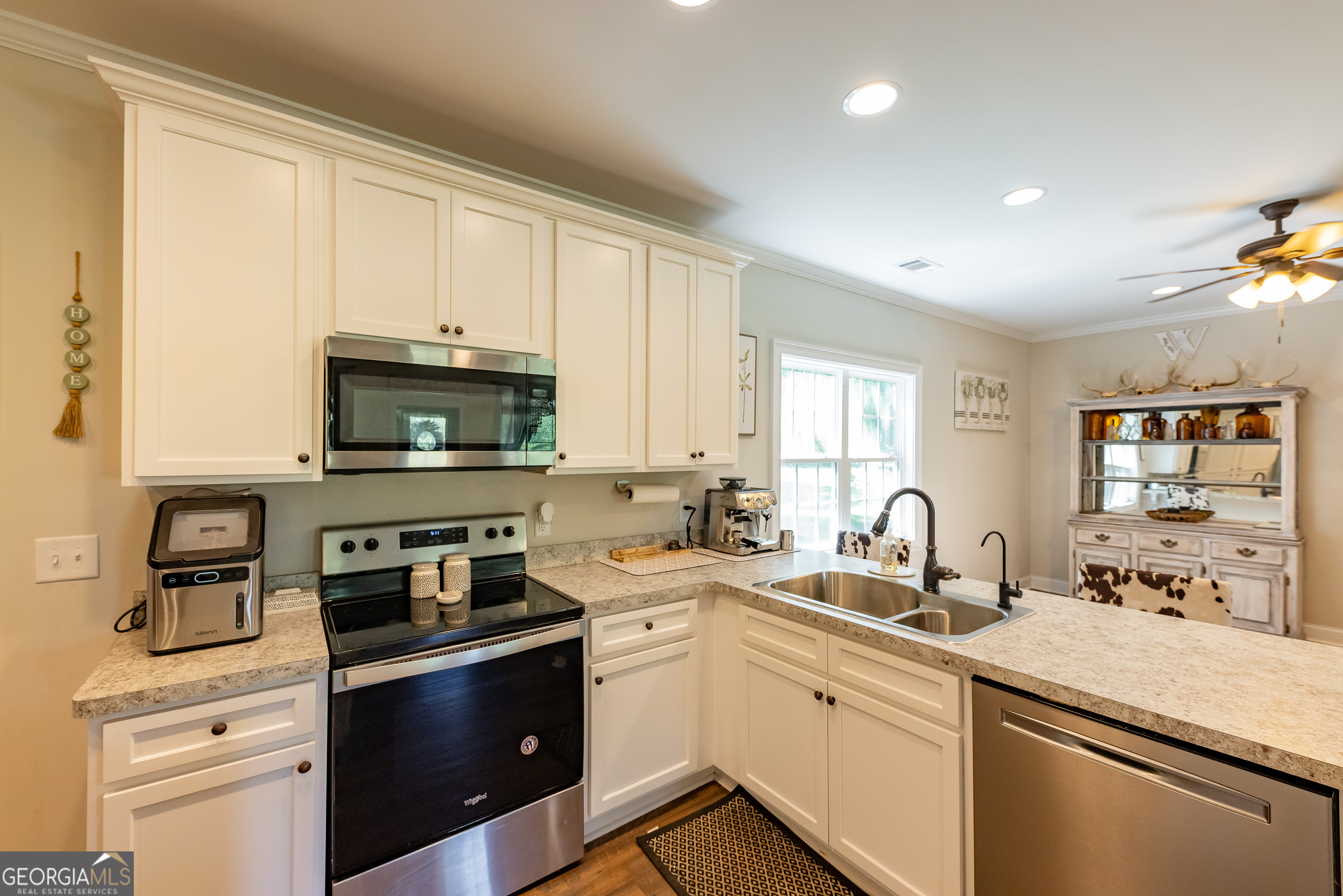 1730 Roland Road Thomaston, GA 30286 - Photo 10 of 55 a kitchen with appliances a sink and cabinets