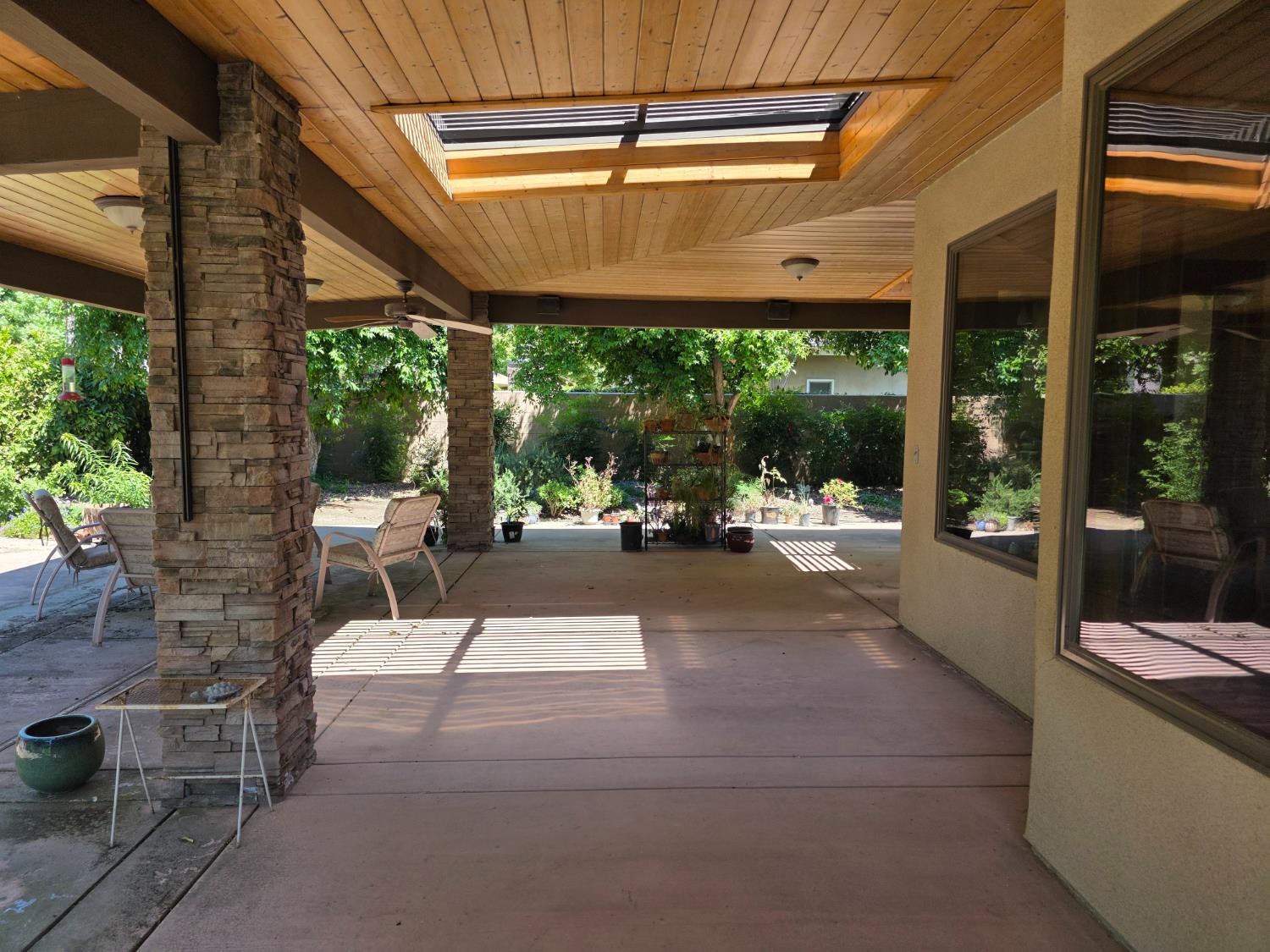 1072 Rorden Avenue Selma, CA 93662 - Photo 30 of 40 a view of a patio with a fountain balcony