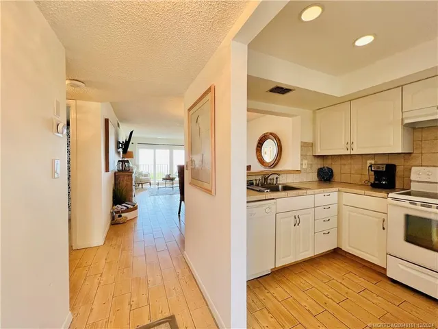 $5,600 | 9400 South Ocean Drive, Unit 202, Jensen Beach, FL 34957