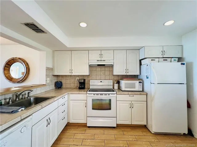 $5,600 | 9400 South Ocean Drive, Unit 202, Jensen Beach, FL 34957