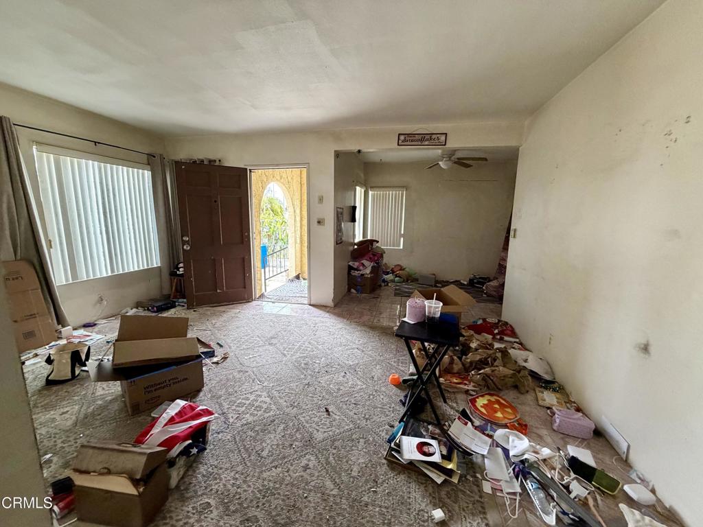 945 South E Street Oxnard, CA 93030 - Photo 5 of 7 Livingroom