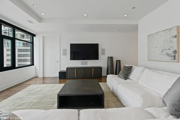 $6,500 | 668 North Kingsbury Street, Unit 507, Chicago, IL 60654