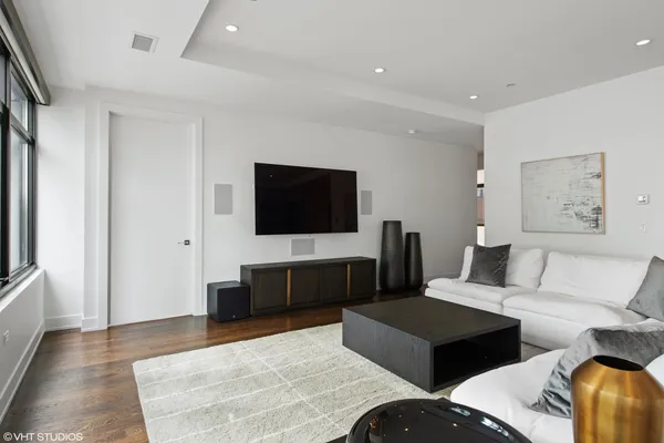 $6,500 | 668 North Kingsbury Street, Unit 507, Chicago, IL 60654