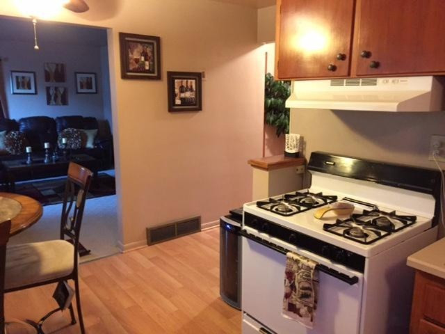 1243 Pipestone Road Benton Harbor, MI 49022 - Photo 6 of 23 1243 Pipestone Kitchen 4