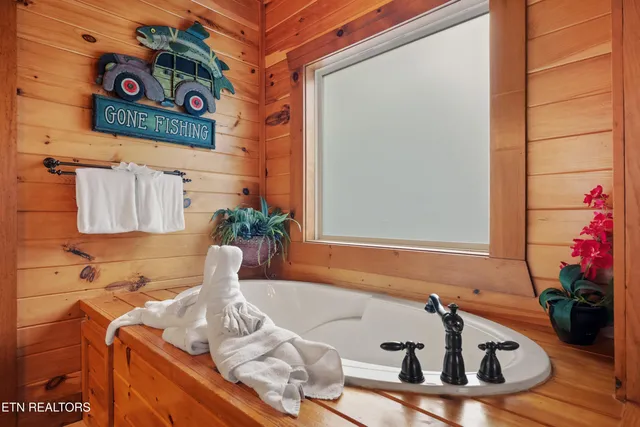 $1,100,000 | 1716 Smoky Hills Drive, Gatlinburg, TN 37738