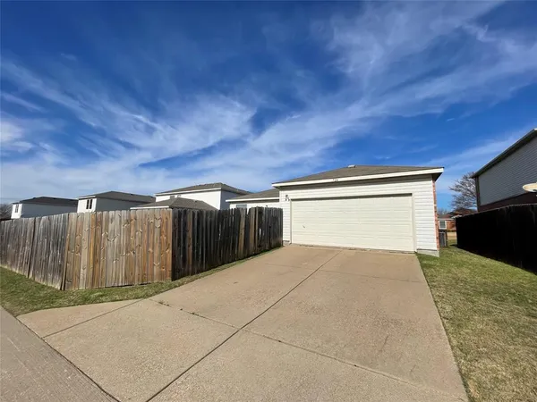 $2,275 | 724 Courson Drive, DeSoto, TX 75115