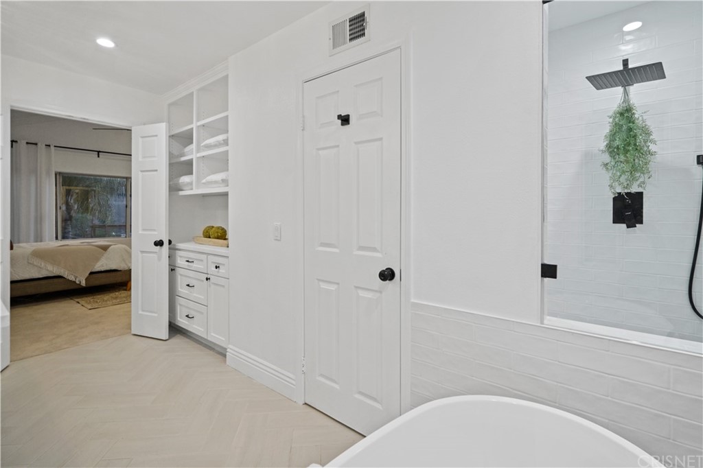 24609 Skyridge Drive Newhall, CA 91321 - Photo 29 of 60 a bathroom with a tub and shower
