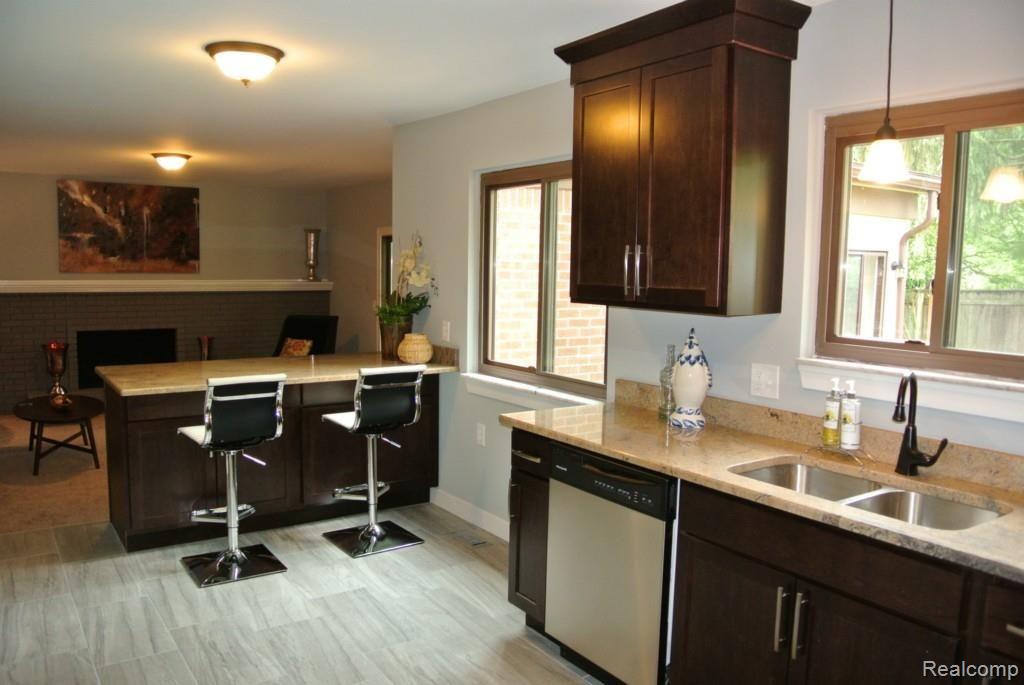 39709 Coronation Road Canton, MI 48188 - Photo 6 of 33 DSC_3288.jpg