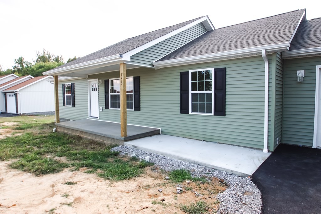 156 Will Thompson Road Sparta, TN 38583 - Photo 3 of 20 a front view of a house with garden