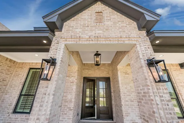 a view of entryway with a front door