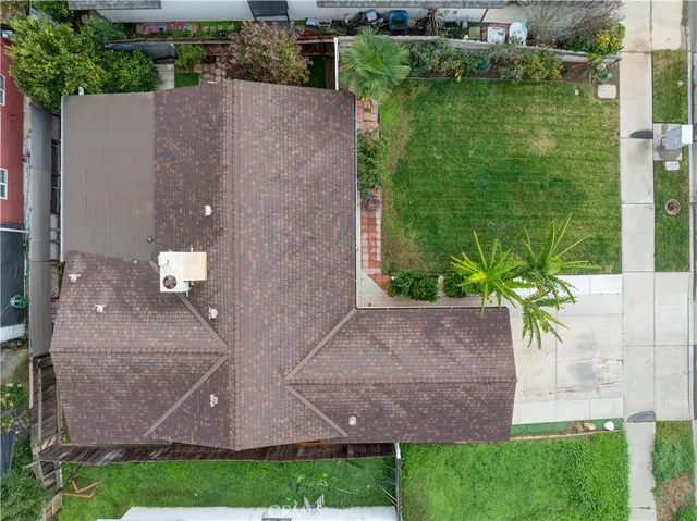 an aerial view of a house having yard