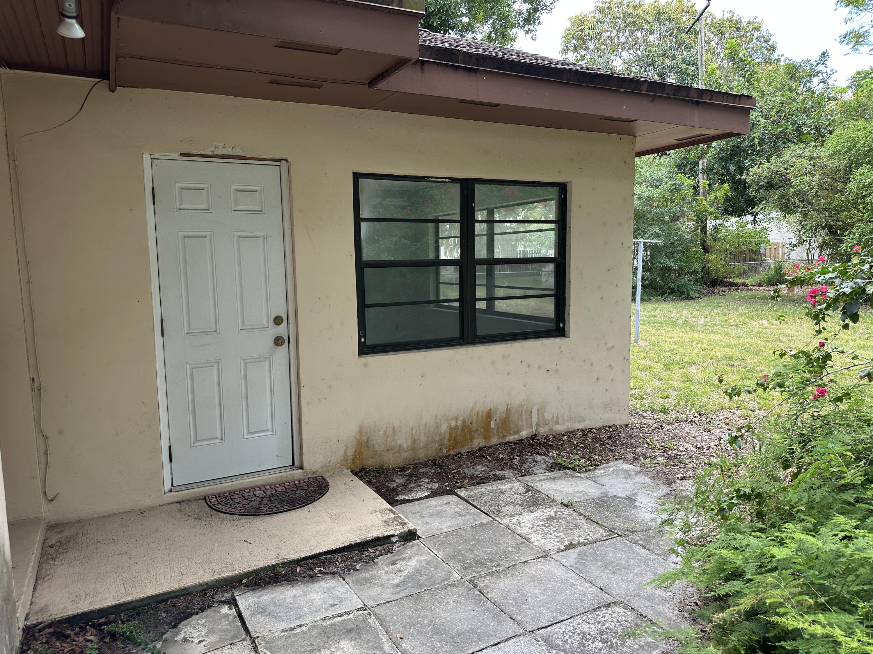 1507 Edgevale Road Fort Pierce, FL 34982 - Photo 21 of 59 1505 Florida Rm Entry