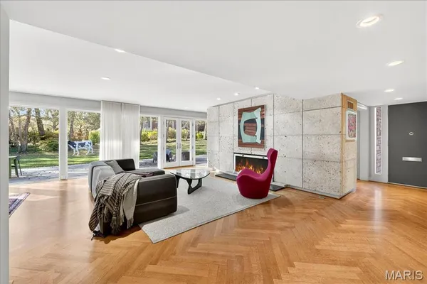 $3,950,000 | 12 East Brentmoor Park, St. Louis, MO 63105